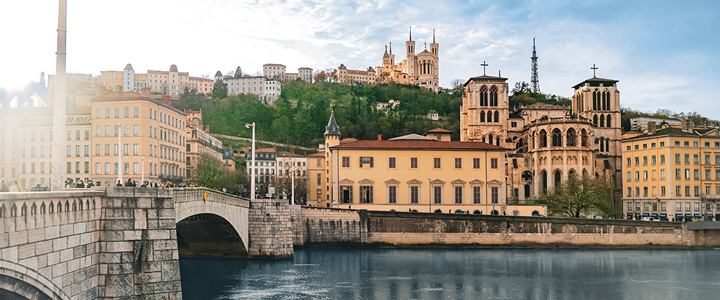 Lyon in Frankreich; Saône: Fluss im Fokus, im Hintergrund prachtvolle Architektur und eine Brücke.